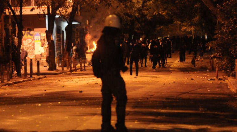 Επεισόδια έξω από το Πολυτεχνείο, λίγες ώρες μετά τα Εξάρχεια