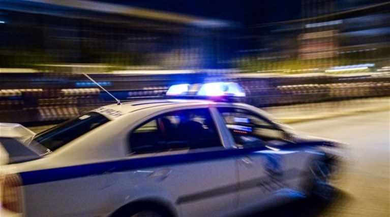 Εισβολή ληστών με αυτοκίνητο σε κοσμηματοπωλείο στο Κορωπί