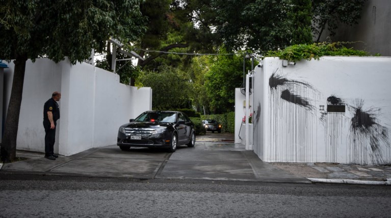 Ο Ρουβίκωνας επιτέθηκε στην οικία του πρέσβη των ΗΠΑ για τον Κουφοντίνα