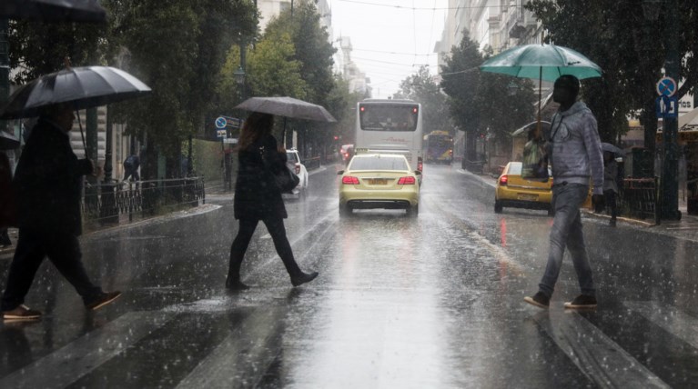 Καταιγίδα τις επόμενες ώρες στην Αττική - Σε ποιες περιοχές