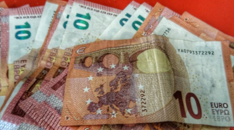 ΑΑΔΕ: Μείωση ληξιπρόθεσμων οφειλών προς το δημόσιο τον Μάρτιο