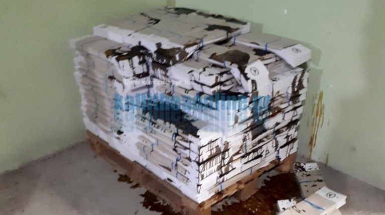 Κατέστρεψαν τα ψηφοδέλτια της Χρυσής Αυγής στην Καλλιθέα