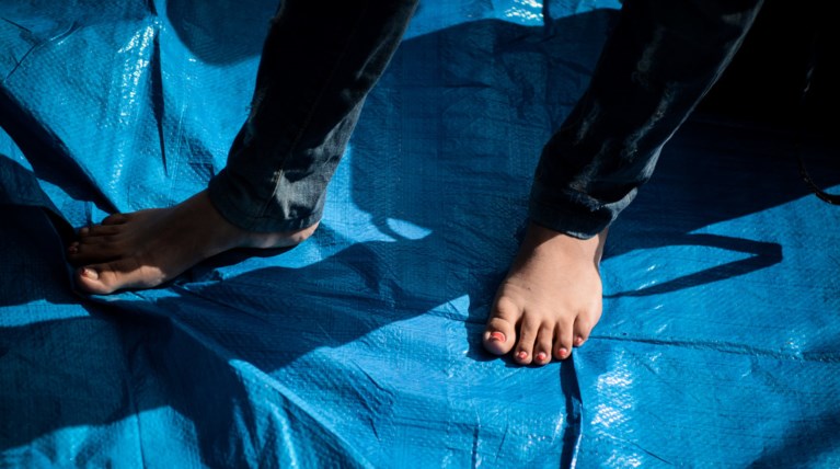 Μητέρα με πατριό χτύπησαν, κλείδωσαν και κούρεψαν το παιδί τους