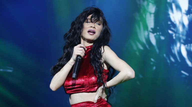 Αστυνομικοί περνούν χειροπέδες στην Πάολα στη Νέα Υόρκη - Τι συνέβη