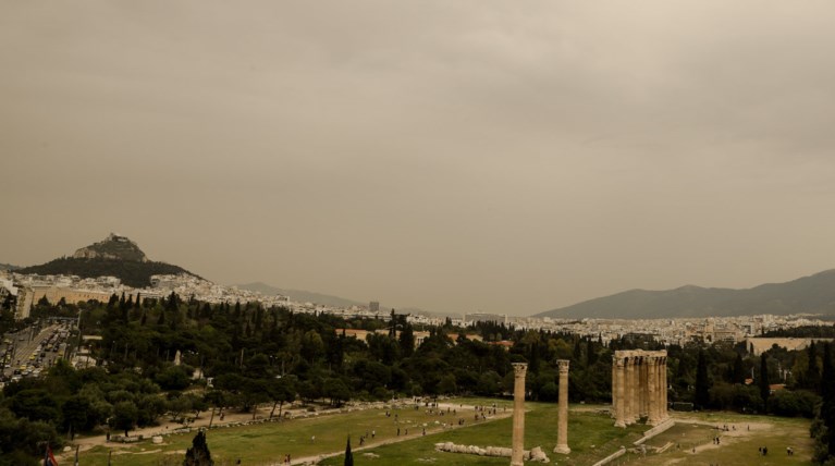 Έντονη μεταφορά σκόνης σε κεντρικά και νότια, θερμοκρασία ως 30 βαθμούς