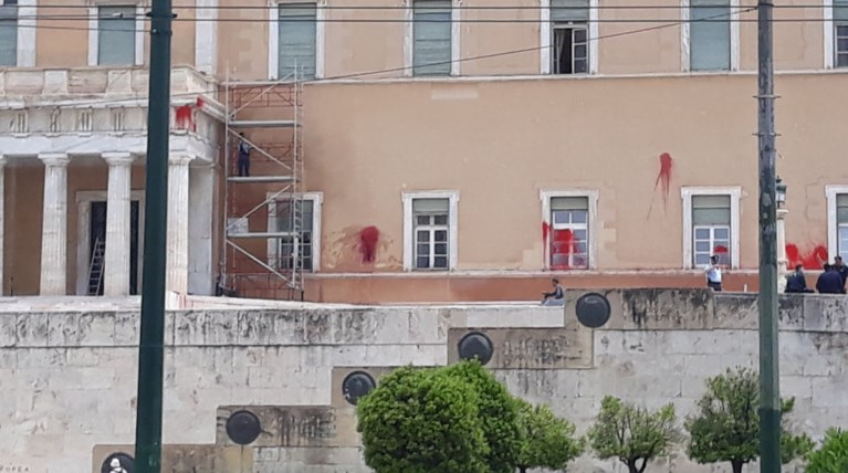 Συνελήφθη 70χρονος που προσπάθησε να περάσει στη Βουλή