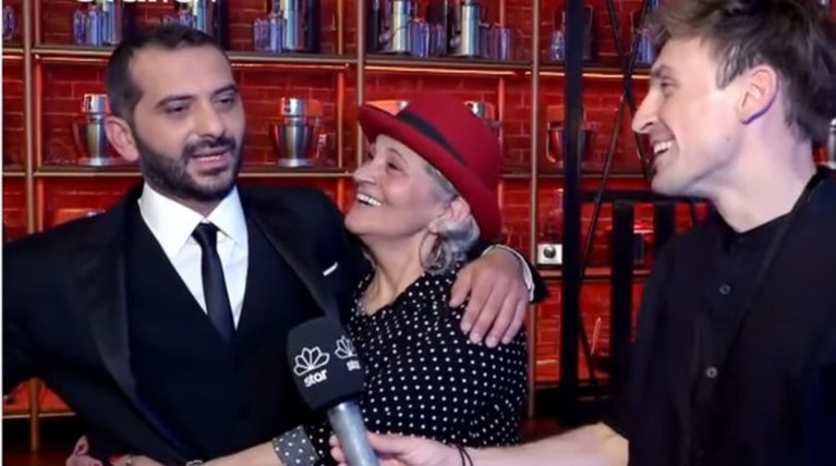 Επικές ατάκες από τη μαμά Κουτσόπουλου: Είμαι πιο διάσημη απ' τον γιο μου