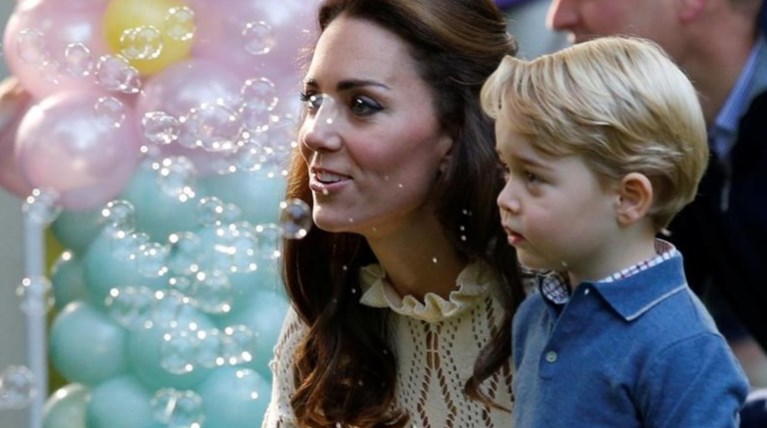 Μόλις 5 χρόνων & βαθμολογεί τη μαμά του! Οι μοναδικές ατάκες του πρίγκιπα