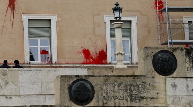 Ελεύθερο υπό όρους το μέλος του Ρουβίκωνα για την επίθεση στη Βουλή