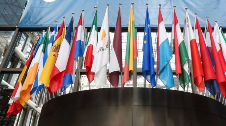 Άνοιξαν οι κάλπες σε έξι ευρωπαϊκές χώρες