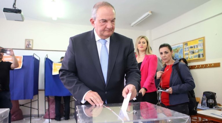 Στην ουρά και χωρίς δηλώσεις ψήφισε o Κώστας Καραμανλής