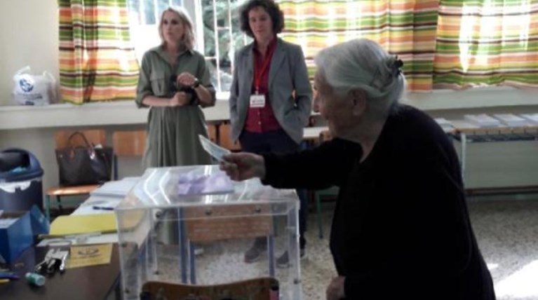 Ιωάννινα: Ψηφοφόρος ετών 103 προσήλθε χαμογελαστή στην κάλπη