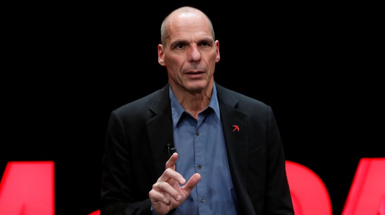 Ο Γ. Βαρουφάκης παρακολουθεί με χιούμορ το «θρίλερ» της έδρας