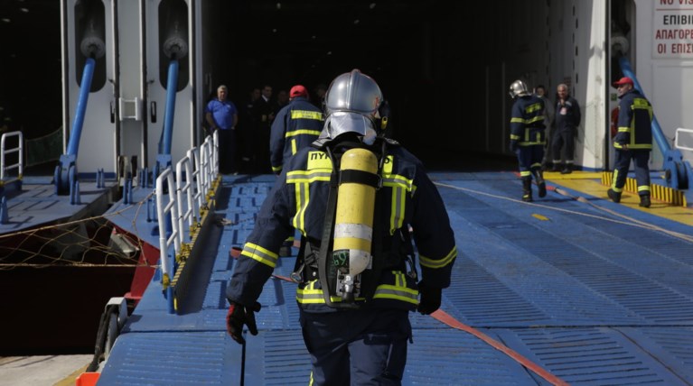 Φωτιά σε πλοίο στον Μόλο Δραπετσώνας