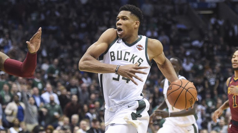 Η Cardi B τραγουδάει το "greek freak" Γιάννη Αντετοκούνμπο