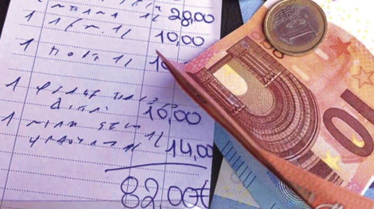 Καταγγελία τουρίστριας: 82 ευρώ για 8 αναψυκτικά στη Ρόδο