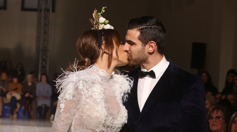 Ελένη Χατζίδου: Παντρεύτηκε με φουσκωμένη κοιλιά και ροζ μίνι φόρεμα [φωτο]