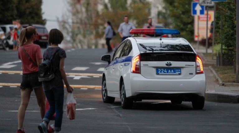 Δίχρονο παιδάκι έμεινε μέρες δίπλα στα πτώματα των γονιών του