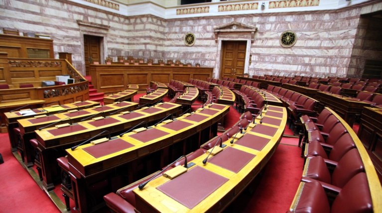 Χωρίς την αντιπολίτευση η συζήτηση στη Βουλή για τους κώδικες