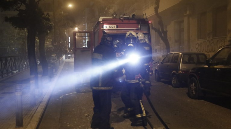Στις φλόγες τυλίχτηκαν δύο αυτοκίνητα τα ξημερώματα στην Πυλαία