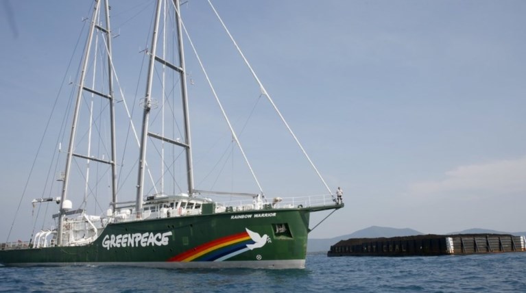 Στις ελληνικές θάλασσες το «Rainbow Warrior» της Greenpeace