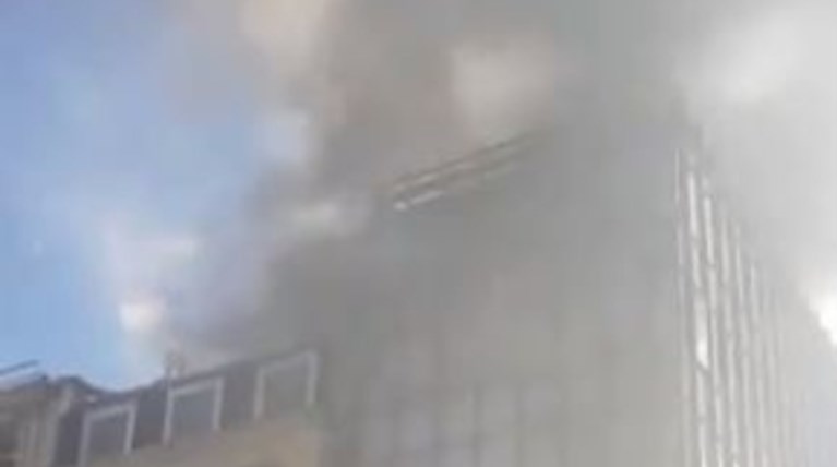 Μεγάλη πυρκαγιά σε εστιατόριο στο Μέιφερ του Λονδίνου - vid