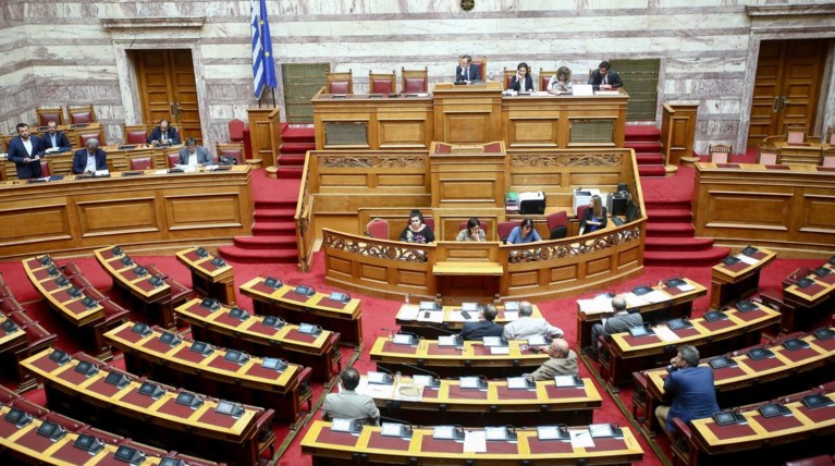 Με την ψήφιση 16 υπουργικών τροπολογιών έκλεισε η Βουλή