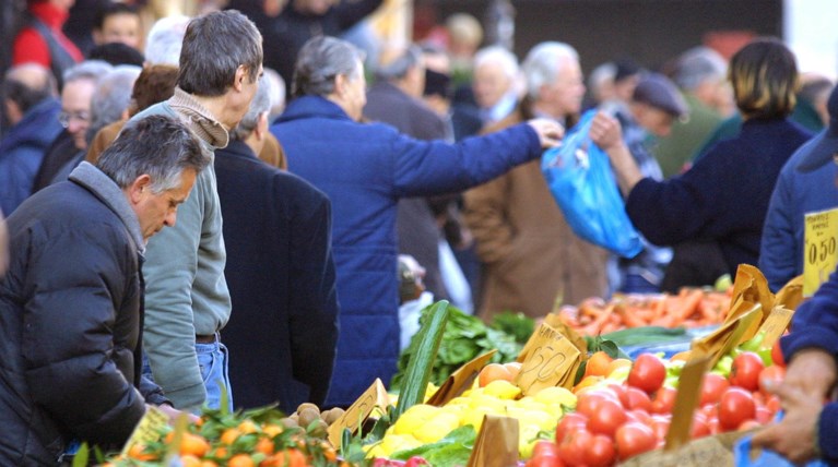 Γυναίκα με συνεργό έκλεβαν πορτοφόλια σε λαϊκές αγορές