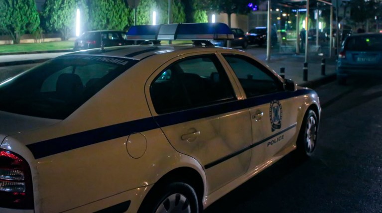 Εννέα μαχαιριές σε 19χρονο στην Καλλιθέα μέσα στον δρόμο