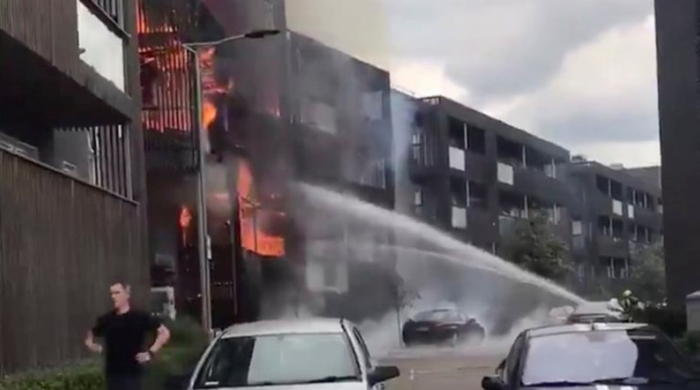 Λονδίνο: Μεγάλη φωτιά σε συγκρότημα διαμερισμάτων