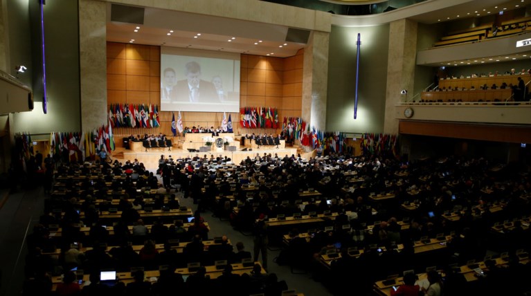 ILO: Ο Μακρόν καταγγέλλει τον "καπιταλισμό που τρελάθηκε"