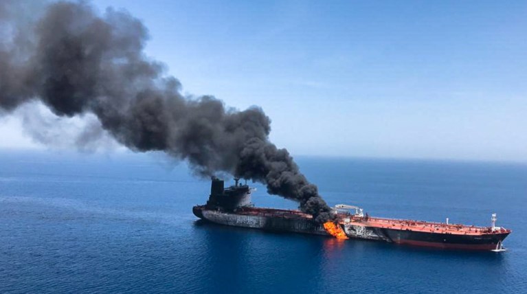 Συναγερμός: Εκρήξεις σε δύο δεξαμενόπλοια στο Ομάν