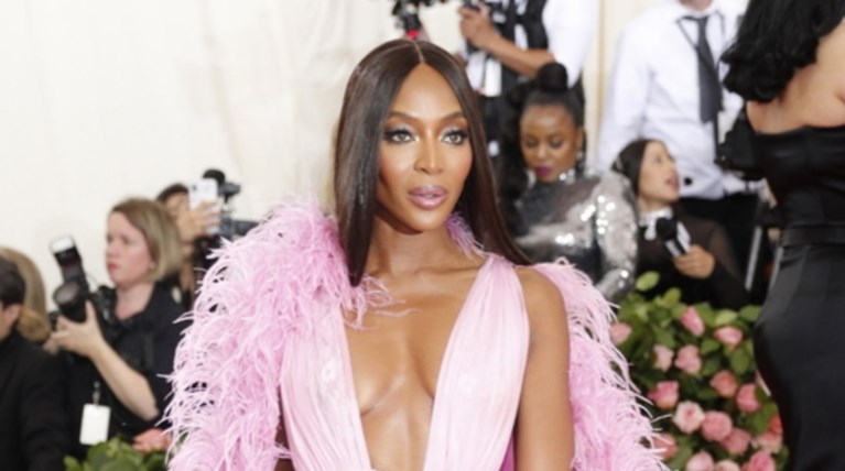 Η Ναόμι φέρνει το καλοκαίρι στη Vogue, γυμνή στην έρημο της Κένυα