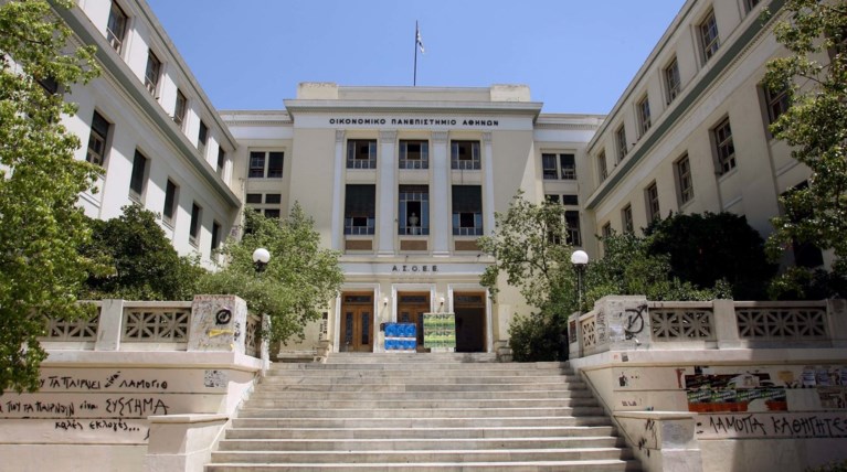 Χιλιάδες προϊόντα μαϊμού κατασχέθηκαν έξω από το Οικονομικό Πανεπιστήμιο