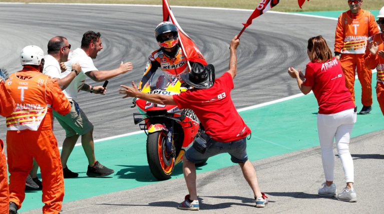 Τρελή καραμπόλα στο MotoGP "έδωσε" τη νίκη στον Μάρκεθ (βίντεο)