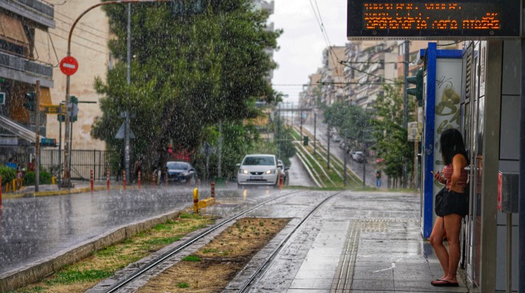 Μπουρίνι χτύπησε τα νότια προάστια της Αθήνας