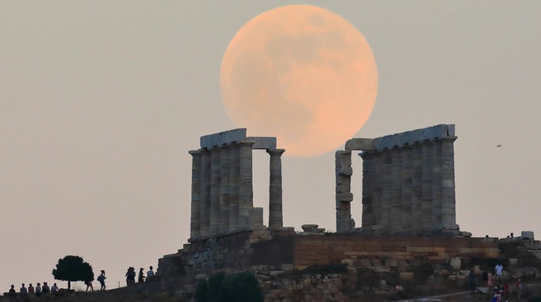 Μαγικές εικόνες από την Πανσέληνο της Φράουλας