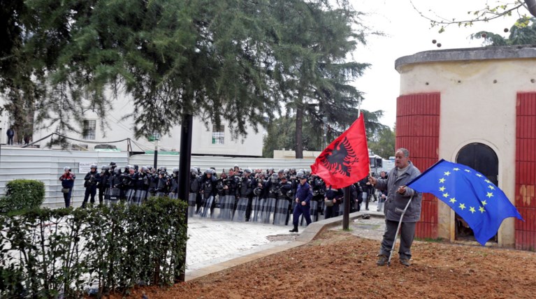Κλιμακώνεται η πολιτική ένταση στην Αλβανία: Νέες συγκρούσεις