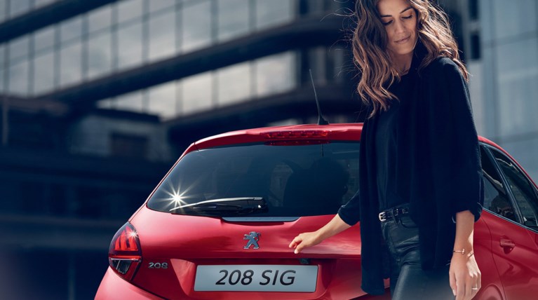 Νέες εκδόσεις Peugeot 208 και 2008 Signature με δώρο εξοπλισμό
