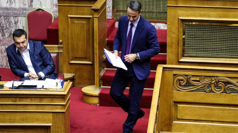 Με το βλέμμα στους "μικρούς" τα επιτελεία Τσίπρα και Μητσοτάκη