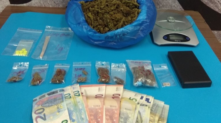 Επιχείρηση στα Εξάρχεια: 8 συλλήψεις, κατάσχεση ναρκωτικών και όπλου