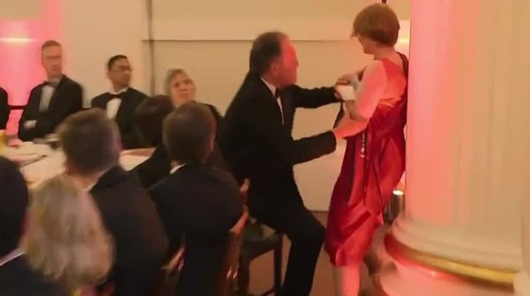 Σε διαθεσιμότητα ο υφυπουργός Εξωτερικών ο οποίος επετέθη κατά ακτιβίστριας