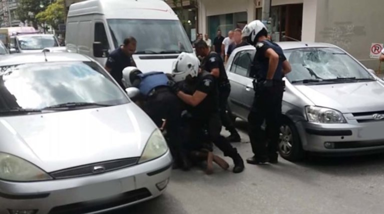 Βίντεο ντοκουμέντο: Ανδρας κυκλοφορούσε γυμνός στο κέντρο της Λάρισας