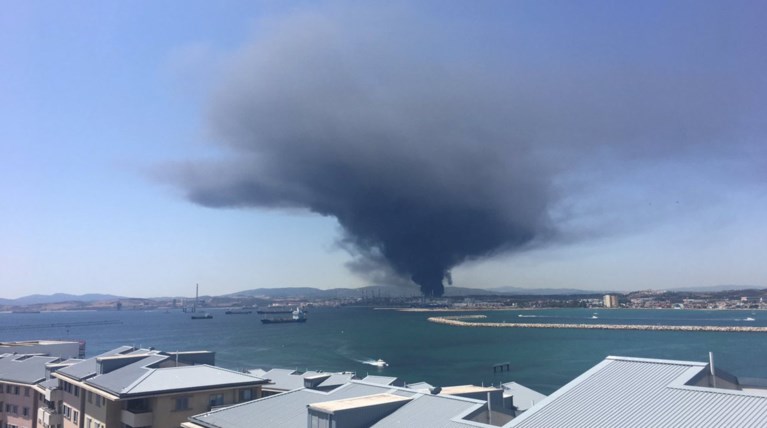 Τεράστιο νέφος καπνού κοντά στο Γιβραλτάρ, μετά από πυρκαγιά σε εργοστάσιο