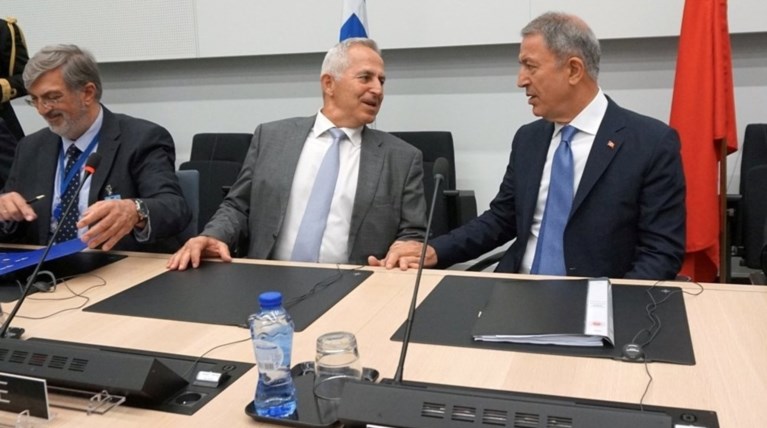 Για Αιγαίο, κυπριακή ΑΟΖ και ΜΟΕ συζήτησαν Αποστολάκης - Ακάρ