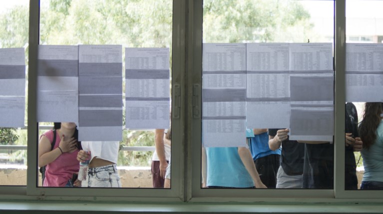 Σε λίγη ώρα η ανακοίνωση των βαθμών των φετινών πανελλαδικών