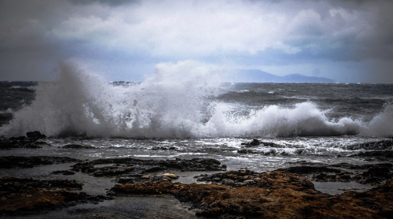 Ισχυροί άνεμοι στο Αιγαίο, βροχές σε κεντρικά και Πελοπόννησο