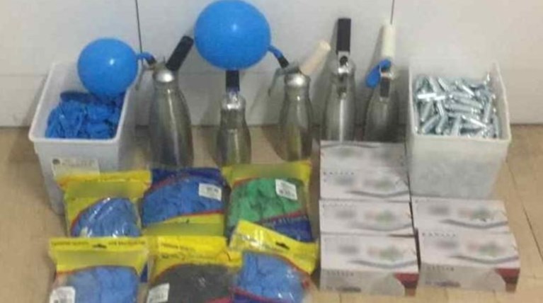 Ηράκλειο: Πλήθος φιαλίδια με αέριο γέλιου και μπαλόνια: Σύλληψη 64χρονου