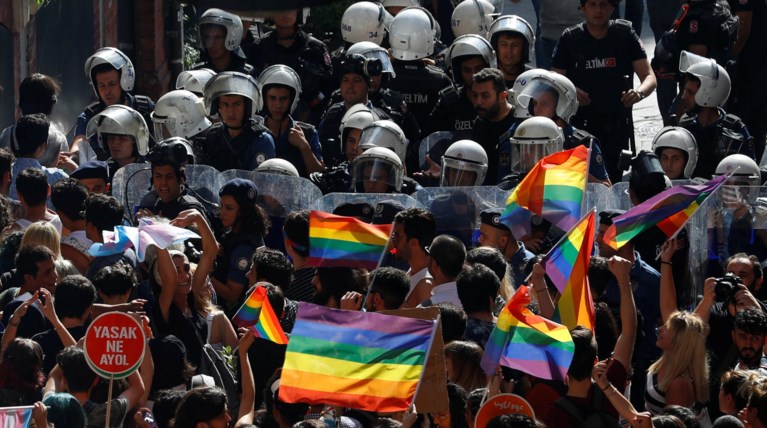 Δακρυγόνα στην Πορεία Υπερηφάνειας στην Κωνσταντινούπολη