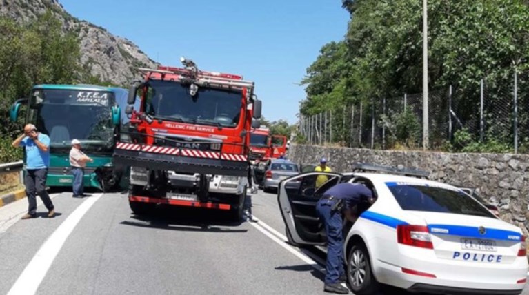 Σύγκρουση λεωφορείου με ΙΧ στη Κοιλάδα των Τεμπών